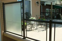 tall-tempered-glass-privacy-screen-for-metal-deck-railing-613x435